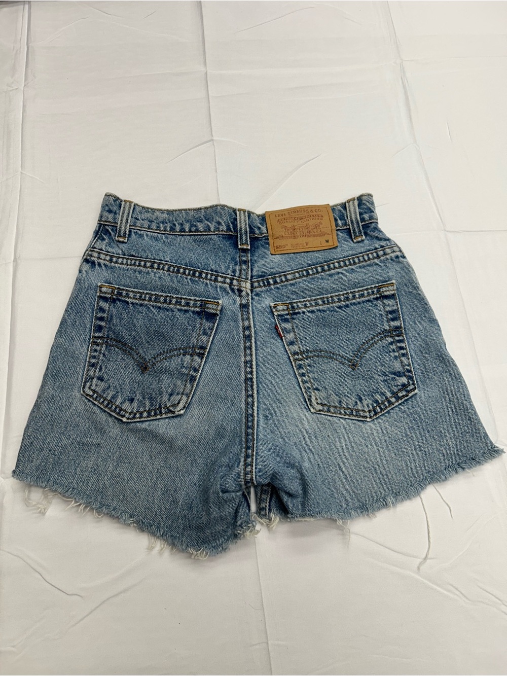 Levi’s 550 High Waisted Denim Cut Off Shorts Medium Wash Frayed Hem Size 4